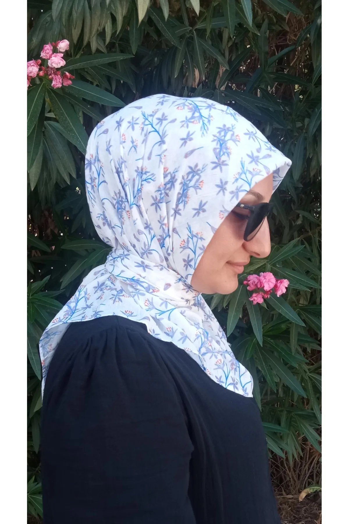 Beyaz Lila Çiçek Detaylı Eşarp 